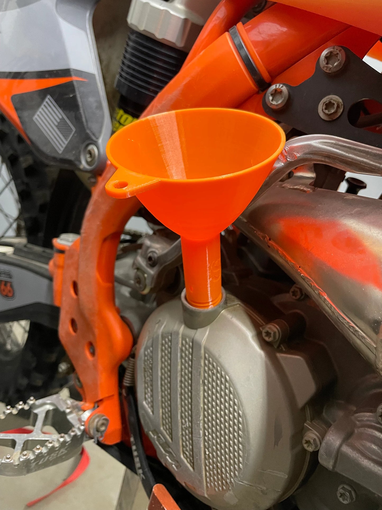 Flexible threaded oil funnel